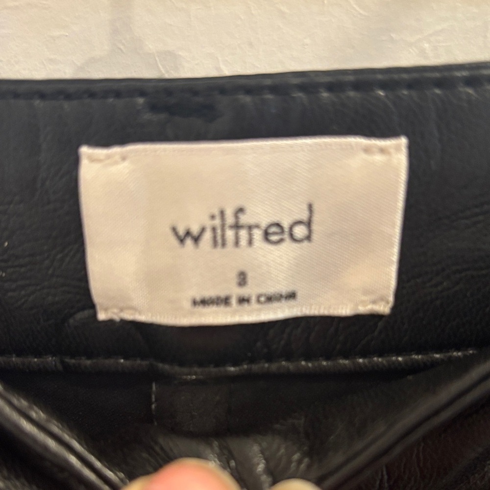 Wilfred Aritzia Black Faux Leather Straight Leg Pants Size 8 High Rise - Picture 2 of 6